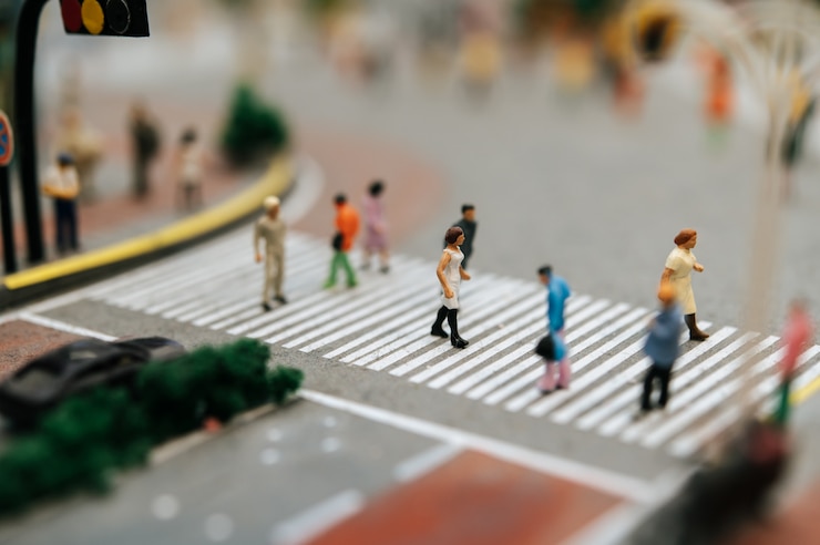 Photo gratuit les petites personnes ou les petites personnes marchent dans de nombreuses rues.
