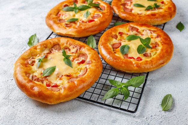 Petites pizzas maison fraîches au basilic.