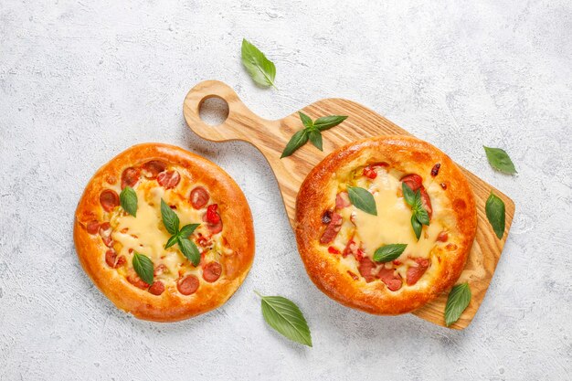 Petites pizzas maison fraîches au basilic.