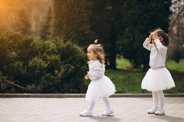 Petites soeurs dans le parc