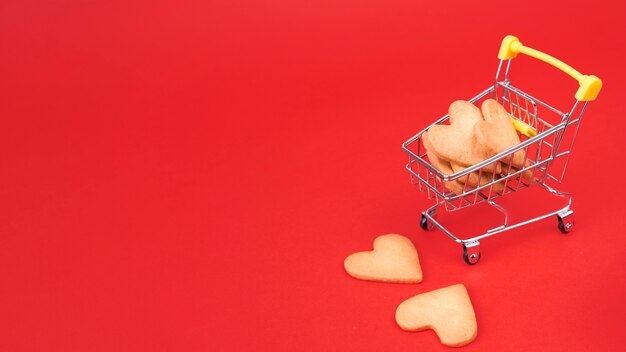 Petits biscuits de coeur dans un panier d&#39;épicerie