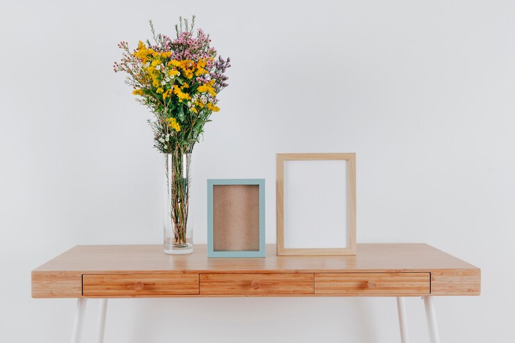 Photo gratuit petits cadres sur la table près du bouquet