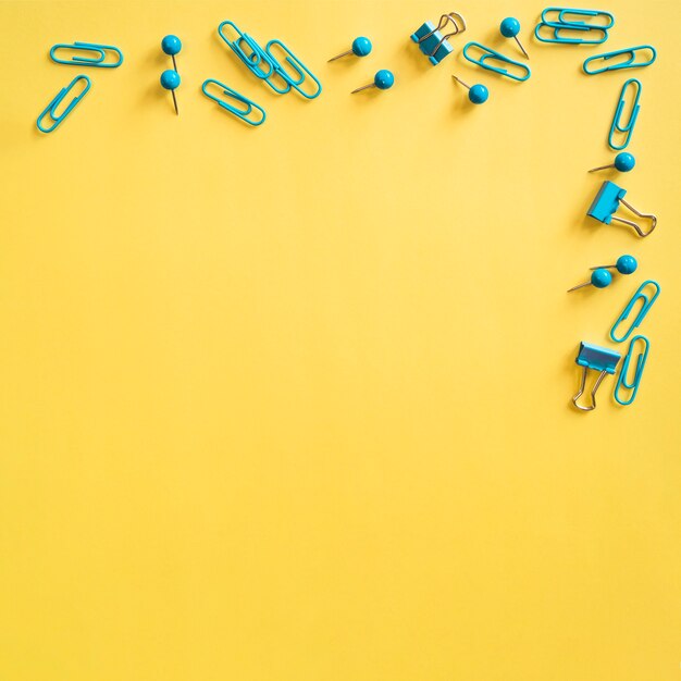 Petits clips et épingles bleus pour papier