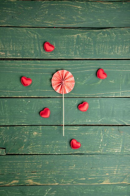 Petits coeurs sur une table en bois verte