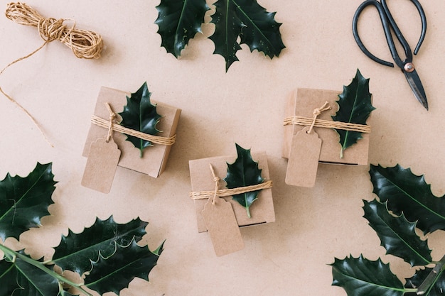 Photo gratuite petits coffrets cadeaux avec des dépliants verts sur la table