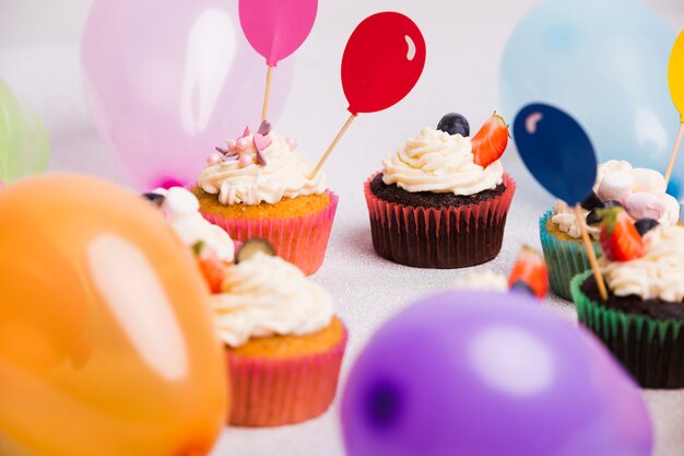 Petits cupcakes avec montgolfières sur table lumineuse