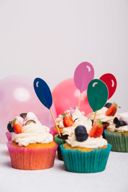 Petits cupcakes sucrés avec dessus de ballon