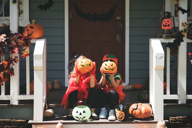 Photo gratuite petits enfants en costumes d'halloween