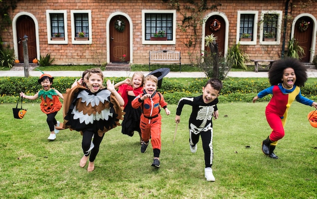 Photo gratuite petits enfants à la fête d'halloween