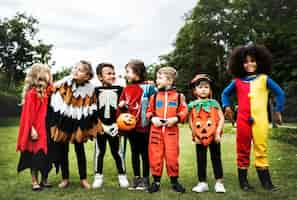 Photo gratuite petits enfants à la fête d'halloween