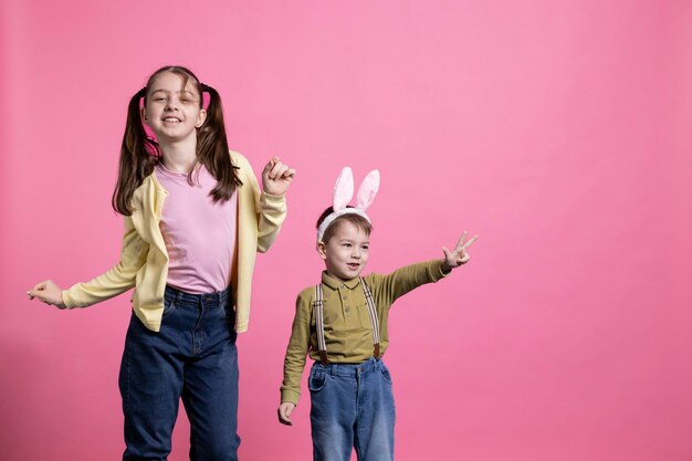 Des petits enfants qui s'amusent avec des mouvements de danse en studio.