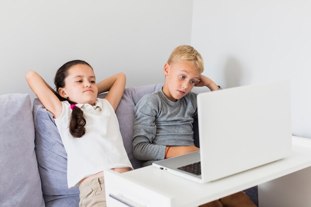 Les petits enfants utilisant les nouvelles technologies