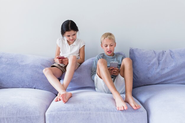 Petits enfants utilisant les nouvelles technologies