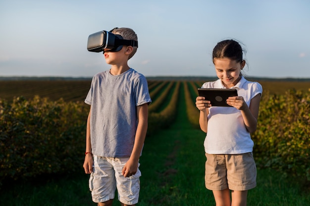 Petits enfants utilisant les nouvelles technologies