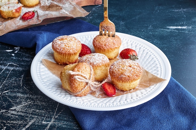 Photo gratuite petits gâteaux dans une assiette blanche.