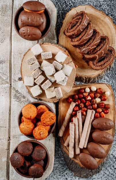 Petits gâteaux dans une planche à découper vue de dessus sur une texture légère