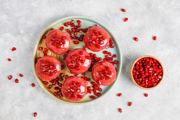 Photo gratuite petits gâteaux avec garniture de grenade et graines.