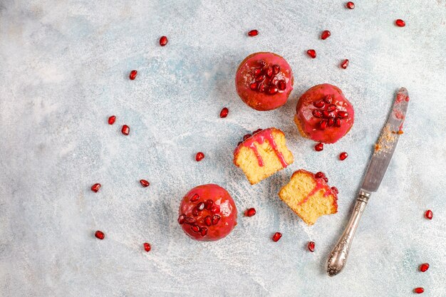 Petits gâteaux avec garniture de grenade et graines.