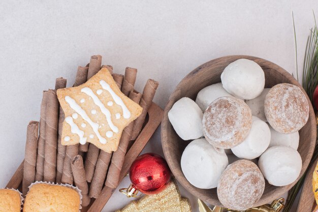 Petits gâteaux savoureux sur une surface blanche