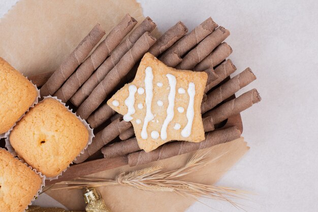 Petits gâteaux savoureux sur une surface blanche