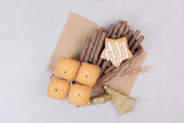 Photo gratuite petits gâteaux savoureux sur une surface blanche