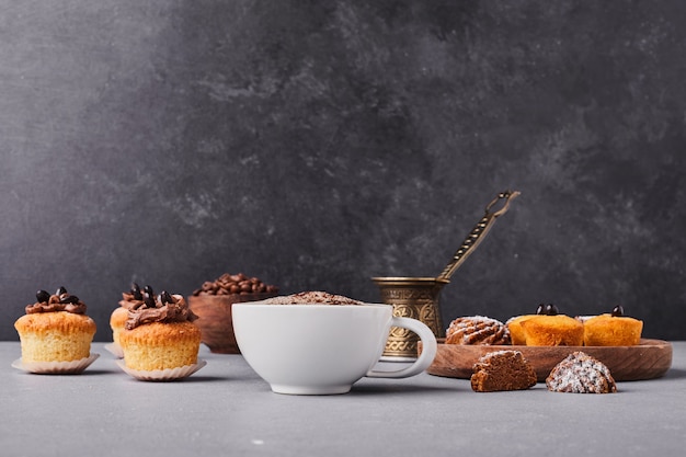 Petits Gâteaux Avec Une Tasse De Café.