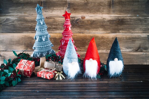 Petits lutins de Noël avec des boîtes-cadeaux sur la table