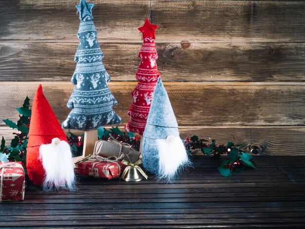 Petits lutins de Noël avec des coffrets cadeaux