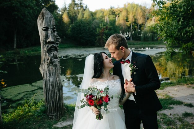 Petits mariés doux posant dans le parc