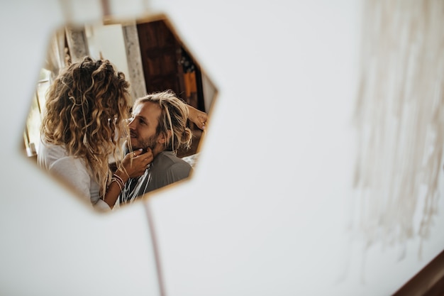 Sur de petits miroirs, un beau couple se repose dans un décor romantique.