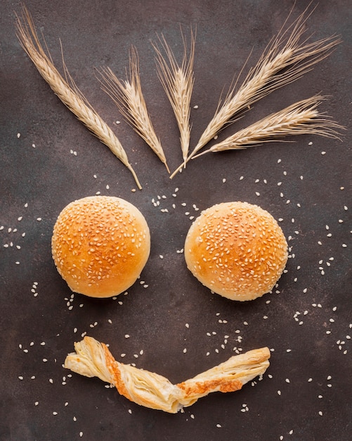 Photo gratuite petits pains artistiques aux graines de sésame