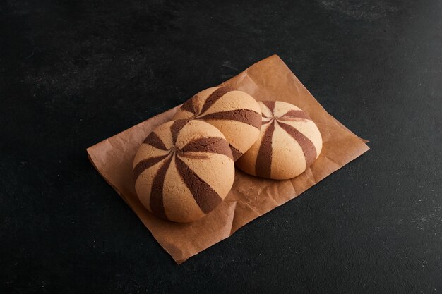 Petits pains au cacao sur un morceau de papier.