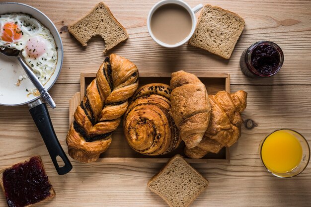 Petits pains au milieu du petit déjeuner