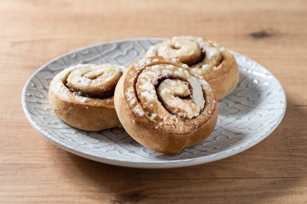 Petits pains à la cannelle sur table en bois avec copie espace dessert suédois Kanelbulle