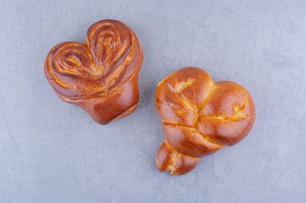 Petits pains coeur doux regroupés sur une surface en marbre