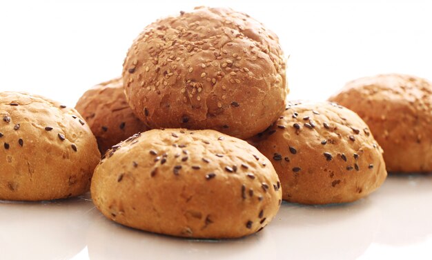 Petits pains frais avec différentes graines
