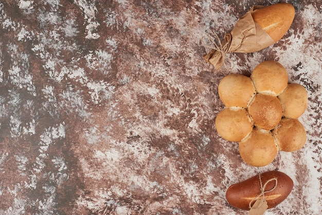 Petits pains isolés sur marbre.