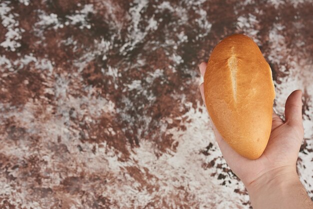 Petits pains sur marbre à la main.