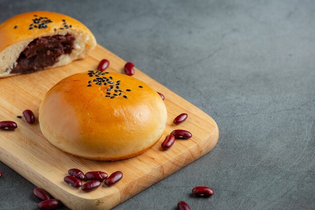 Petits pains de pâte de haricots rouges cuits au four sur une planche à découper en bois