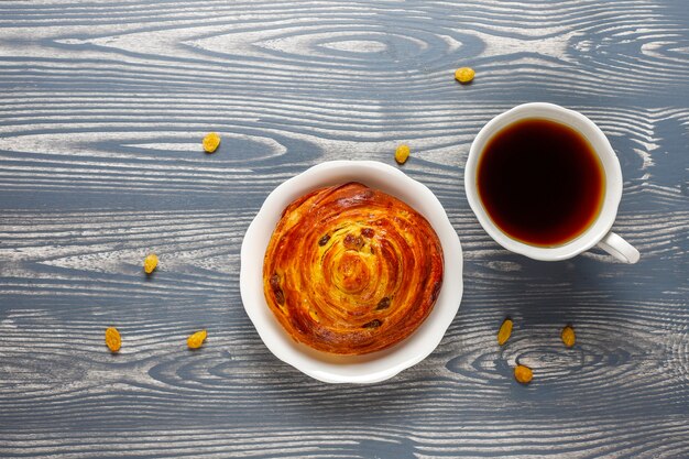 Petits pains ronds sucrés aux raisins secs.