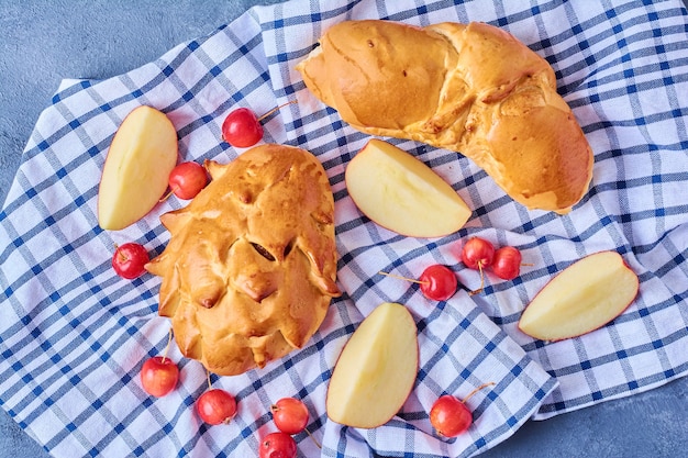 Petits pains sur une serviette à carreaux sur bleu