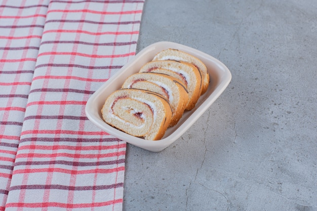 Petits Pains Sucrés Tranchés à Saveur De Vanille Sur Plaque Blanche.