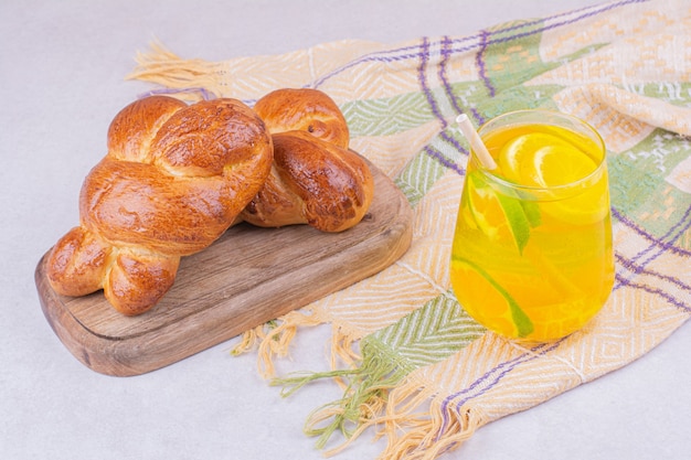 Petits pains sucrés avec un verre de jus de citron