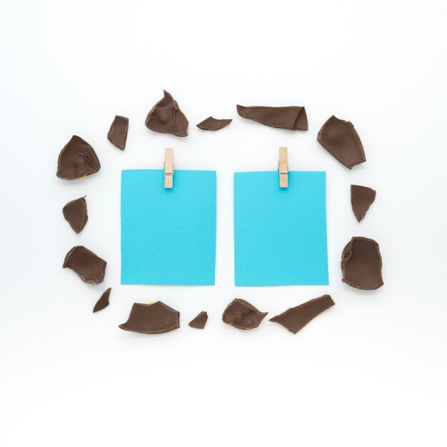 Petits papiers avec chocolat craquelé sur table