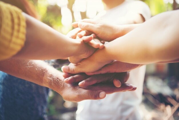 Peuple soutien heureux communauté d&#39;empilage