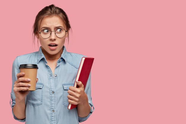 Peur belle adolescente a perplexe expression faciale surprise frustrée