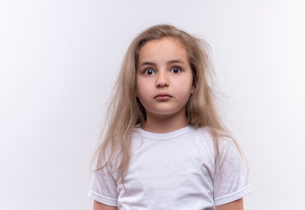 peur petite écolière portant un t-shirt blanc sur un mur blanc isolé