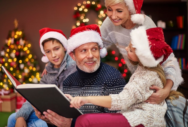 Photo gratuite peux-tu le lire encore une fois, papa?