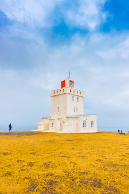 Phare blanc à Cape Dyrholaey, en Islande. .