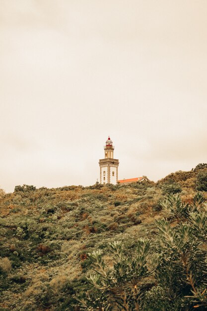 Phare blanc dans la montagne